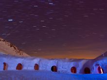 Das Iglu-Dorf bei Nacht. 