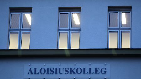 Allmählich wird klar, was hinter den Mauern des Aloisius-Kollegs geschah.