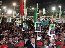 Bestellte Claqueure bejubeln Gaddafi.