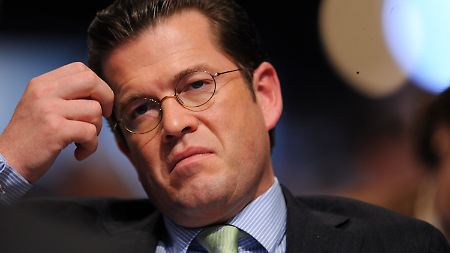 "Ob bei über 1200 Fußnoten und 475 Seiten vereinzelt Fußnoten nicht oder nicht korrekt gesetzt sein sollten", kann Guttenberg nicht sagen.