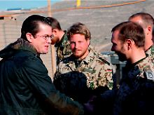 Front fernab der Heimat: Der Minister mit Soldaten.