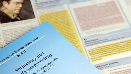 Guttenberg hatte seine Doktorarbeit 2006 an der juristischen Fakultät in Bayreuth abgegeben. 2007 wurde er mit der Bestnote "summa cum laude" zum Dr. jur. promoviert. Die Dissertation trägt den Titel "Verfassung und Verfassungsvertrag. Konstitutionelle Entwicklungsstufen in den USA und der EU".
