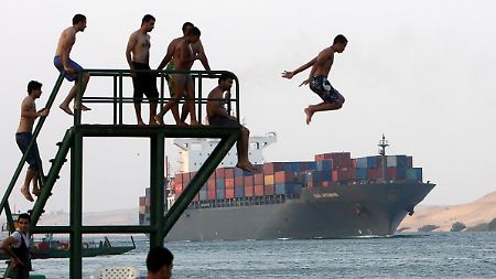 Containerschiff im Suezkanal (Archivbild).