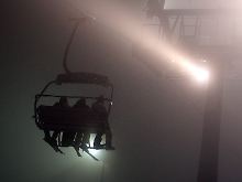 Wintersportler fahren unter Flutlicht ...