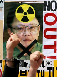 Der nordkoreanische Staatschef Kim Jong Il auf einem Protestplakat gegen die nukleare Aufrüstung des Landes (Archivbild).