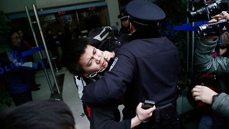Polizisten in Shanghai nehmen einen Demonstrant fest.