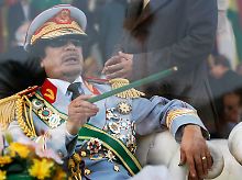 Gaddafi sitzt im Glashaus. Wenn er geht, fällt wahrscheinlich auch die gesamte Familien-Dynastie zusammen.