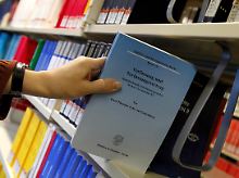 Die umstrittene Doktorarbeit wird inzwischen nicht mehr verlegt.