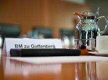 Nein - vom Rücktritt Guttenbergs ist im Kabinett bislang keine Rede.