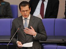 Guttenberg mit für ihn typischer Geste vor dem Bundestag.