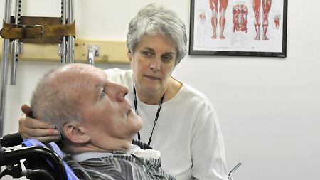 Das soziale Umfeld und die Art der Pflege von Patienten mit Locked-in-Syndrom spielt eine große Rolle für deren seelischen Zustand. 