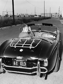 McQueen 1963 in seinem Ford Cobra. (Bild ist nicht im Band enthalten)