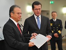 26. Oktober 2010: Die Strukturkommission der Bundeswehr unter Leitung von Frank-Jürgen Weise (l.) übergibt ihren Bericht an Verteidigungsminister Guttenberg.