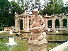 Am Märchenbrunnen in Berlin-Friedrichshain ist Aschenputtel in Stein gehauen.