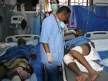 Verletzte Demonstranten werden in einem Krankenhaus in Aden versorgt.