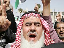In Amman fordern Tausende mehr Demokratie.