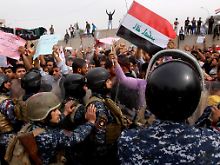 Polizei verhindert in Basra das Eindringen von Demonstranten in Gebäude der Provinzregierung.