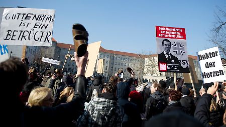 Im Internet wird unter dem Motto "Guttenberg zurücktreten" zur Demonstration aufgerufen.
