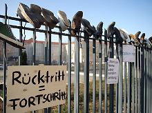 Sichtbares Zeichen des Protests am Zaun des Verteidigungsministeriums in Berlin.