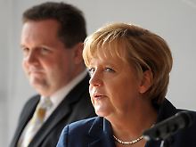 Bitte keine Unruhe vor der Landtagswahl: Merkel und Mappus halten an Guttenberg fest.