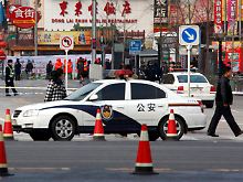 Die Einkaufsstraße Wangfujing in Peking wird von der Polizei abgesperrt.