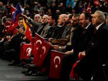 Assimiliert, integriert oder zur Zuschauer? Erdogan-Fans in der ersten Reihe.