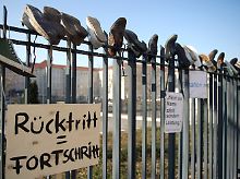 Vor dem Verteidigungsministerium in Berlin demonstrieren zahlreiche Menschen für den Rücktritt Guttenbergs. 