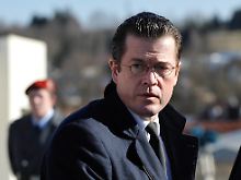 Unter Druck: Guttenberg muss noch mit den Plagiatsvorwürfen kämpfen, da kommen Probleme bei der Bundeswehrreform ziemlich ungelegen.