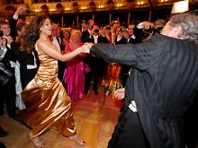 Burlusconis heißer Feger (l) hatte vor dem Wiener Opernball gesagt, sie könne nur Bauchtanz, nicht Walzer. Hier bei Weder-Noch und ganz ohne Verkleidung.
