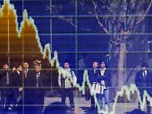 Kurz vor Feierabend schwankt der Boden: Die Auswirkungen sind unklar, Investoren ziehen sich sicherheitshalber aus dem Aktienmarkt zurück.