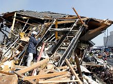 In der stark zerstörten Stadt Sendai suchen Rettungskräfte nach Verschütteten.