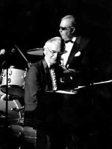 Joe Morello (hinten) mit Dave Brubeck am 22. Juni 1985 in New Yorks Avery Fisher Hall.