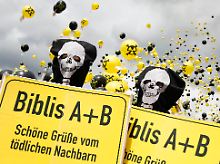 Demonstranten stehen vor dem Atomkraftwerk im südhessischen Biblis (Archivbild).