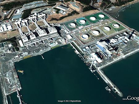 Das japanische Atomkraftwerk Fukushima einen Tag nach dem Tsunami.