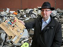 Kein Müll, sondern wertvoller Rohstoff: Adamec in seiner Recyclinganlage.