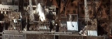Immer wieder steigt Rauch auf über dem AKW - Explosionen gab es in vier Blöcken.