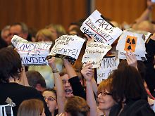 Am Abend trat Merkel in Waldshut-Tiengen bei einer Wahlkampfveranstaltung auf. Begrüßt wurde sie von Atomkraftgegnern.