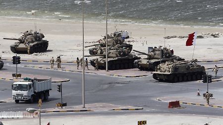 Ein massives Panzeraufgebot sorgt für Ruhe auf den Straßen von Bahrain.