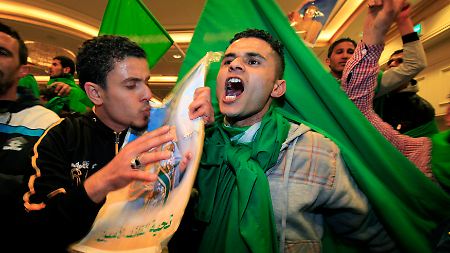 Gaddafi-Anhänger protestieren in Tripolis gegen die UN-Entscheidung.
