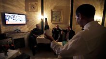 Public Viewing: Libysche Männer in Tunesien feiern das UN-Votum mit Champagner. 