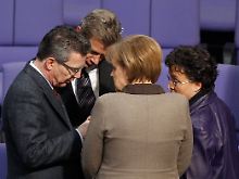 Verteidigungsminister de Maizière, Außenminister Westerwelle, Bundeskanzlerin Merkel und FDP-Fraktionschefin Homburger im Bundestag.