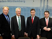 Trittin (l.) und Gabriel (r.) sind derzeit im Wahlkampf in Stuttgart unterwegs. Dort gab es einen gemeinsamen Auftritt der Spitzenkandidaten Kretschamnn (2.v.l.) und Schmidt.