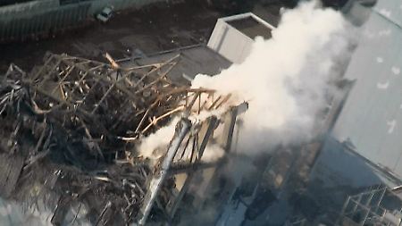 Rauch steigt aus dem zerstörten Reaktor 3, der Plutonium enthält.