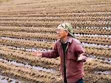 Shuzi Sato, dessen Familie seit über 200 Jahren bei Ichinoseki Reis anbaut, fürchtet um Lebensunterhalt und Gesundheit.