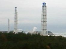 Auch am Dienstag stiegen wieder Dampf- oder Rauchwolken über Fukushima 1 auf.