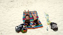 Touristen am Strand von Cancun.
