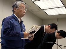 Vizepräsident Takashi Fujimoto (l) und andere Offizielle von Tepco bitten um Verzeihung.
