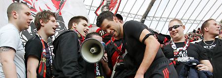 Neulich am Zaun: Michael Ballack macht sich beliebt.