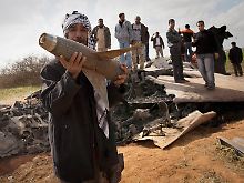 Ein Libyer mit dem Rest einer Rakete: Die beiden Piloten überlebten offenbar.