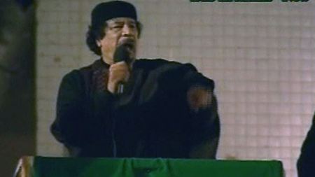 Kampfbereit: Das libysche Fernsehen zeigte den kurzen Auftritt Gaddafis.